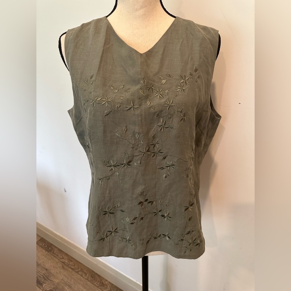 Anne Carson Sage Green Silk and Linen Button Back Sleeveless Shirt SZ L